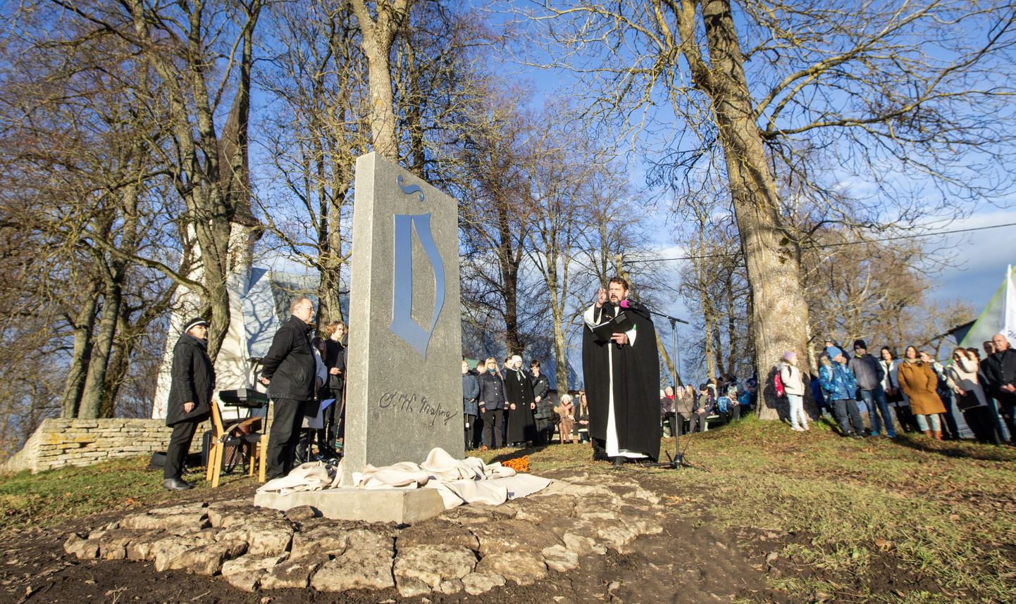 "See mälestusmärk ei ole ainult kivi ja metall, vaid meie tänulikkuse ja austuse sümbol," ütles Ulvar Kullerkupp ausammast avades.