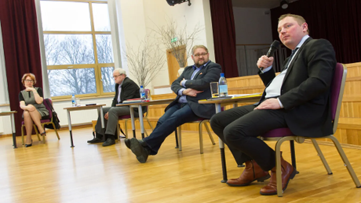 Ida-Virumaal hääli püüdvad poliitikud tutvustasid eile oma valimislubadusi peamiselt koolinoortest koosnevale publikule.