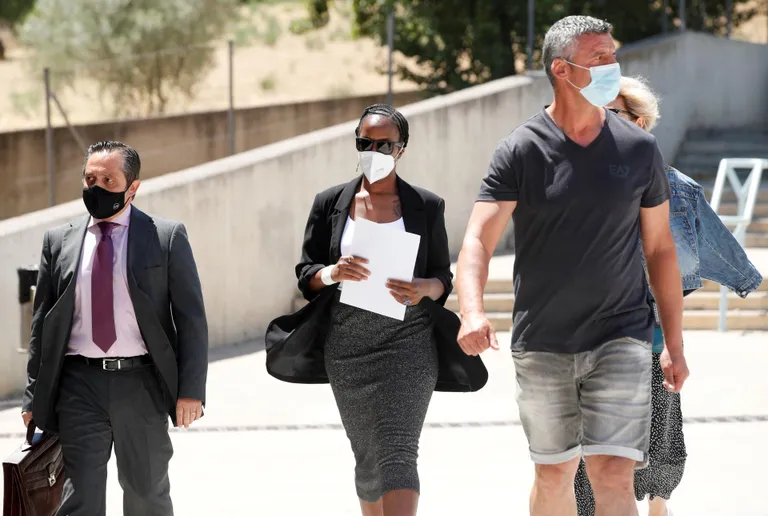 Janice McAfee, John McAfee naine saabumas Briansi vanglasse, kus ta abikaasa leiti kongist surnuna.