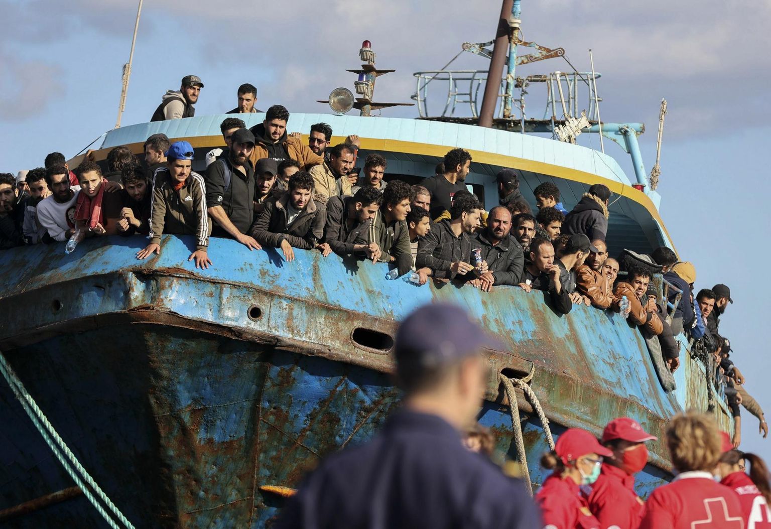 Kreeka võimud pukseerisid üleeile Kreeta saarele Palaiochora sadamasse sadu migrante vedanud kalalaeva, mis kaotas Vahemerele juhitavuse ja jäi hulpima. Kuna Egeuse merel on Kreeka piirivalve ja Frontex kontrolli tugevdanud, on hakanud laevad rohkem liikuma Kreetast lõunasse jäävaid mereteid pidi Itaalia suunas.