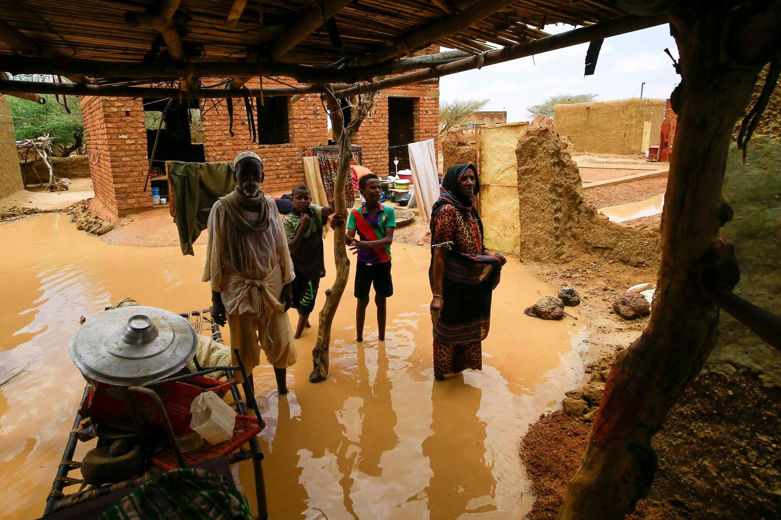 Sudaani perekond vaatab üle veekahjusid oma kodus.