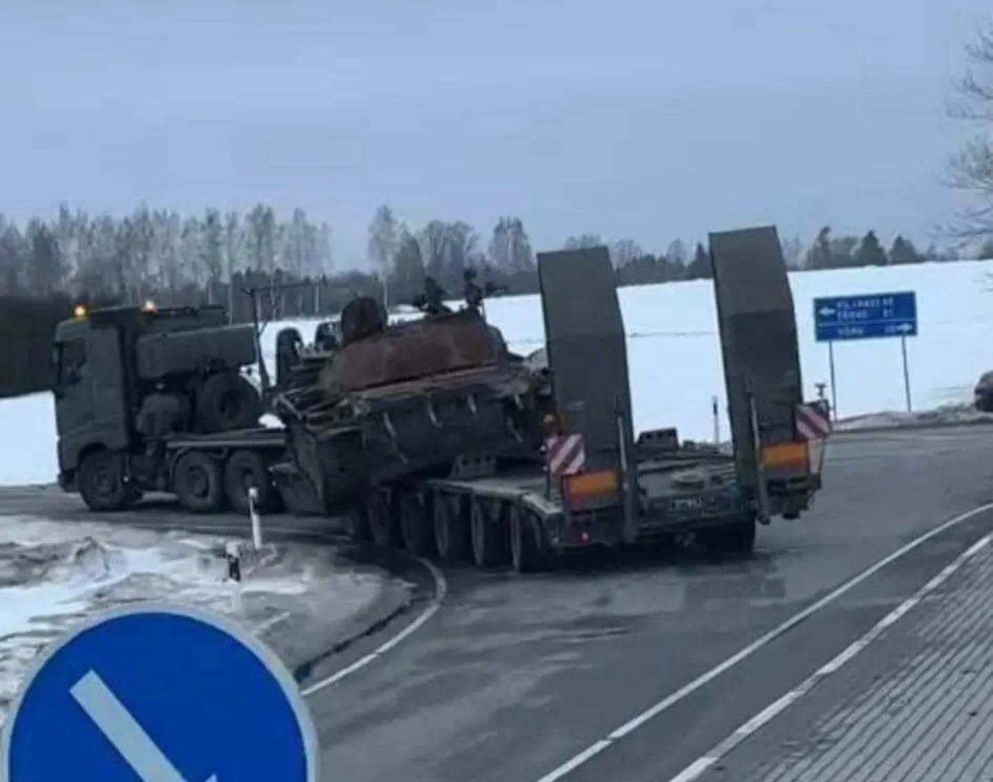 Koormast pudenema kippuv tank Vaabina külas.