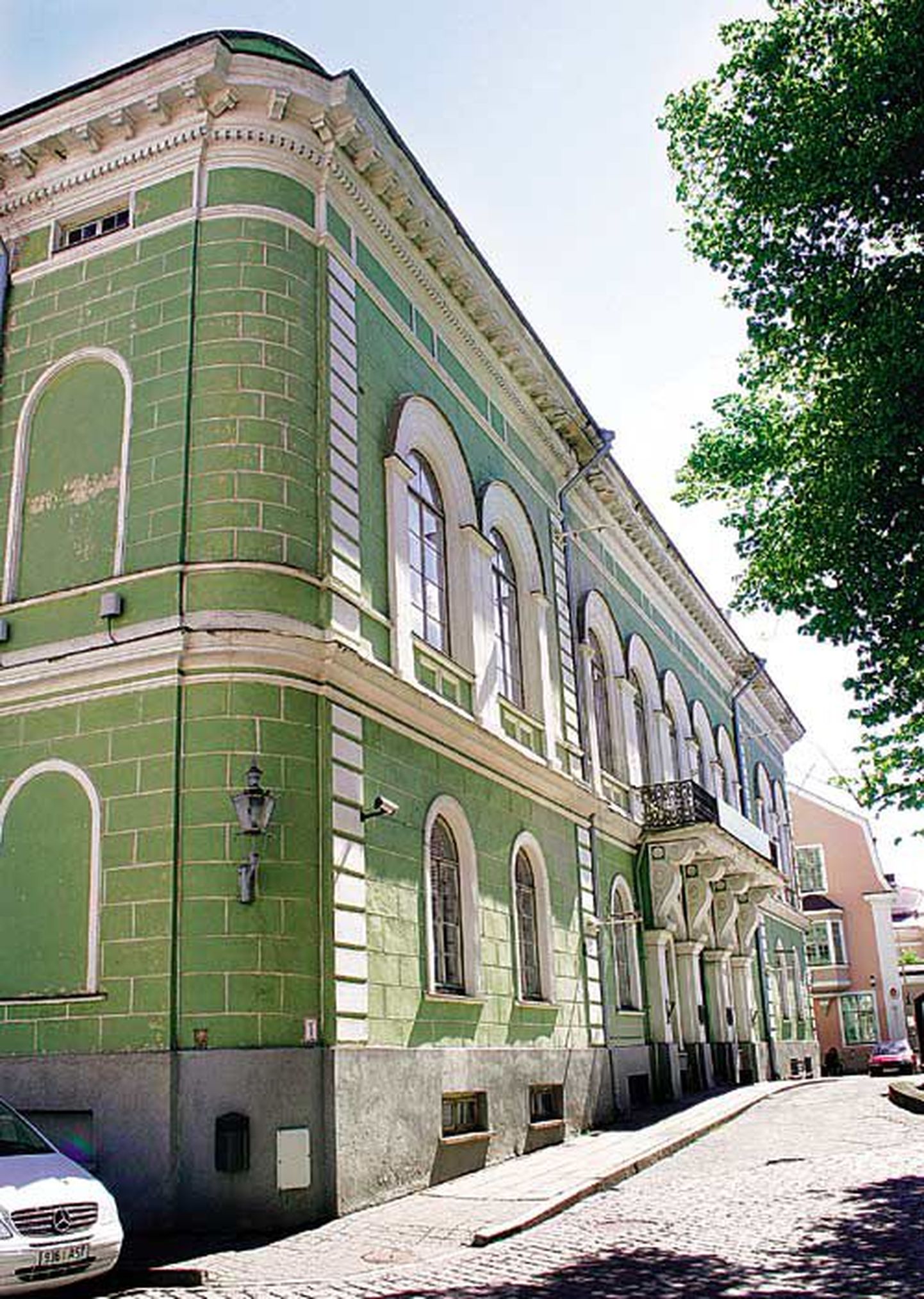 Toompeal Toomkiriku kõrval asuv Eesti Kunstimuuseumi praegune peamaja Rüütelkonna hoone jääb peatselt tühjaks,
kuid riik ei soovi haruldast maja erakätesse müüa.