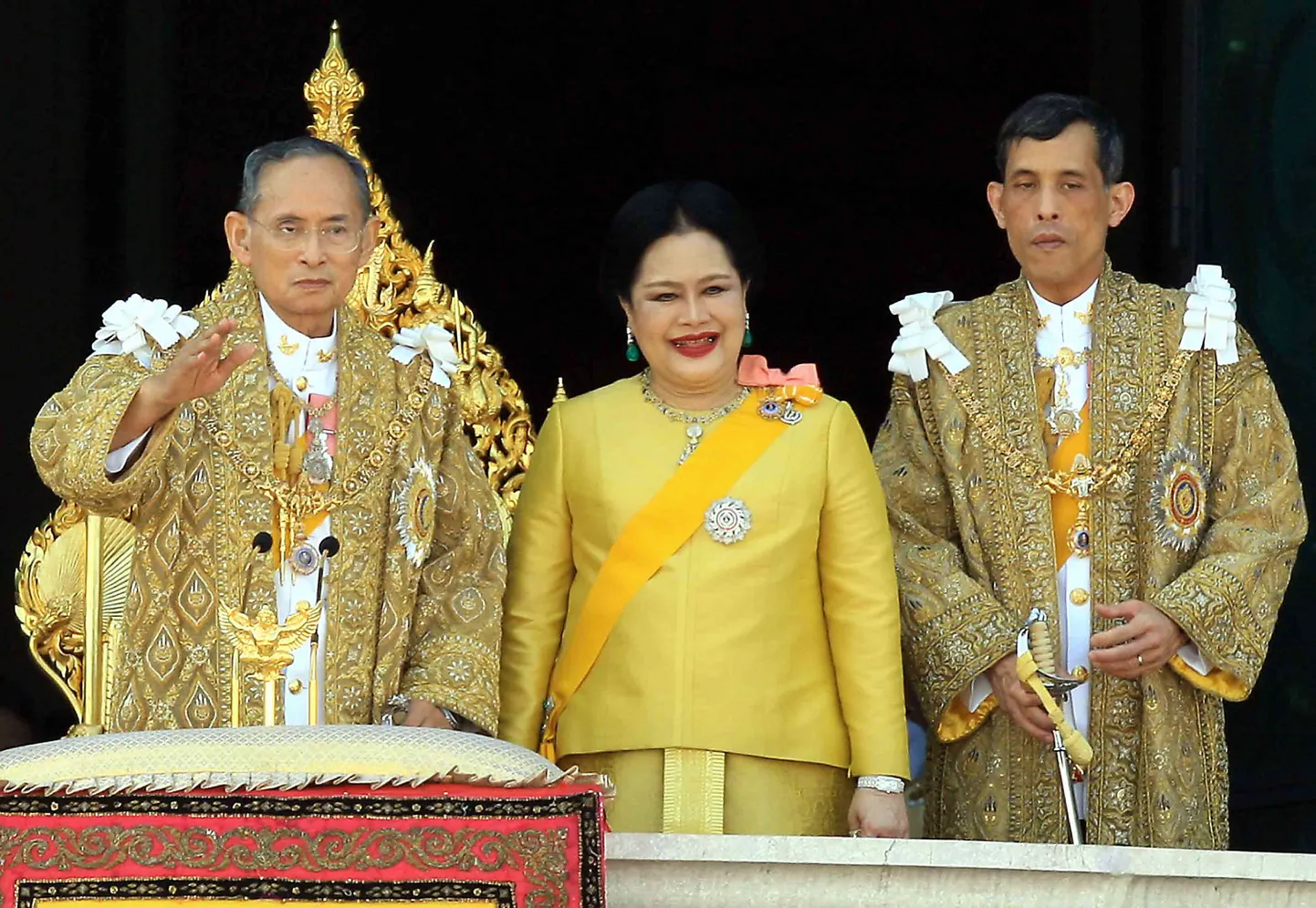 Tai kuningapere. Kuningas Bhumibol Adulyadej (vasakul), kuninganna Sirikit (keskel) ja kroonprints Maha Vajiralongkorn.