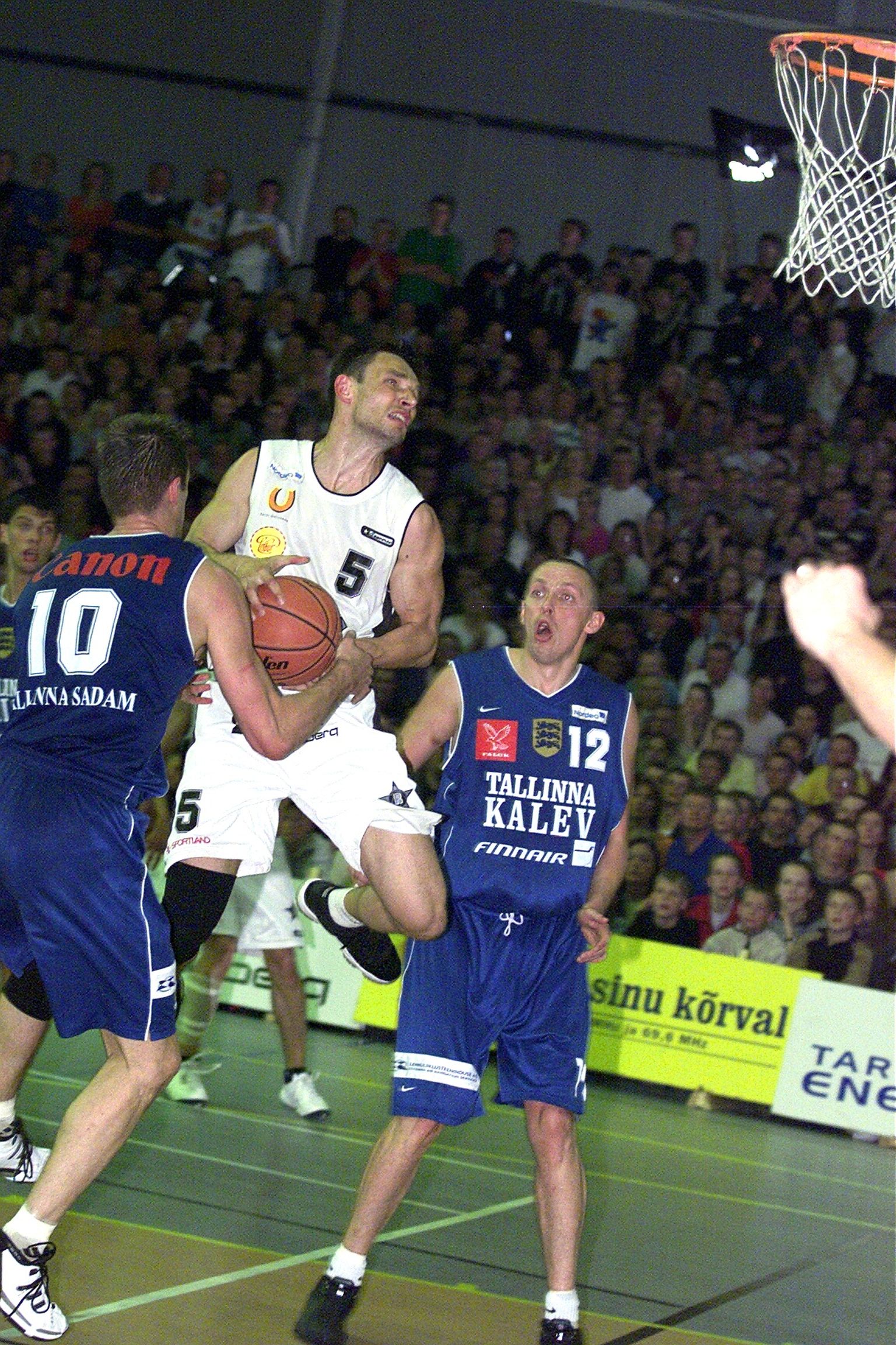 2002. aasta Eesti meistrivõistluste finaalseeria viies mäng. Vastamisi olid Tallinna Kalev (sinistes särkides) ja Tartu Rock (valgetes särkides). Pildil Indrek Rumma (vasakult), Toomas Liivak ja Andrei Laletin.