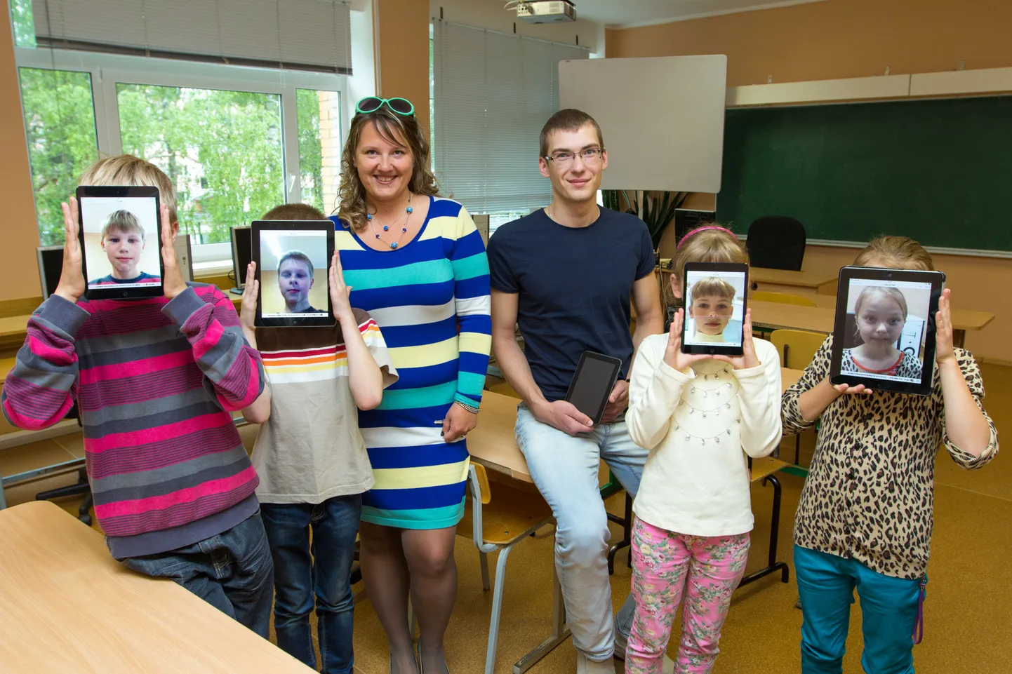 Valga vene gümnaasiumi valimine digipöörde projekti finalistide hulka on põhjustanud elevust nii õpilaste kui õpetajate hulgas. Ootusärevuses on Edgar Kerk (vasakult) ja Martin Püsijainen, õpetajad Eva Tšepurko ja Marvin Mägi ning koolitüdrukud Angelina Sareceva ja Sofia Nikitina.