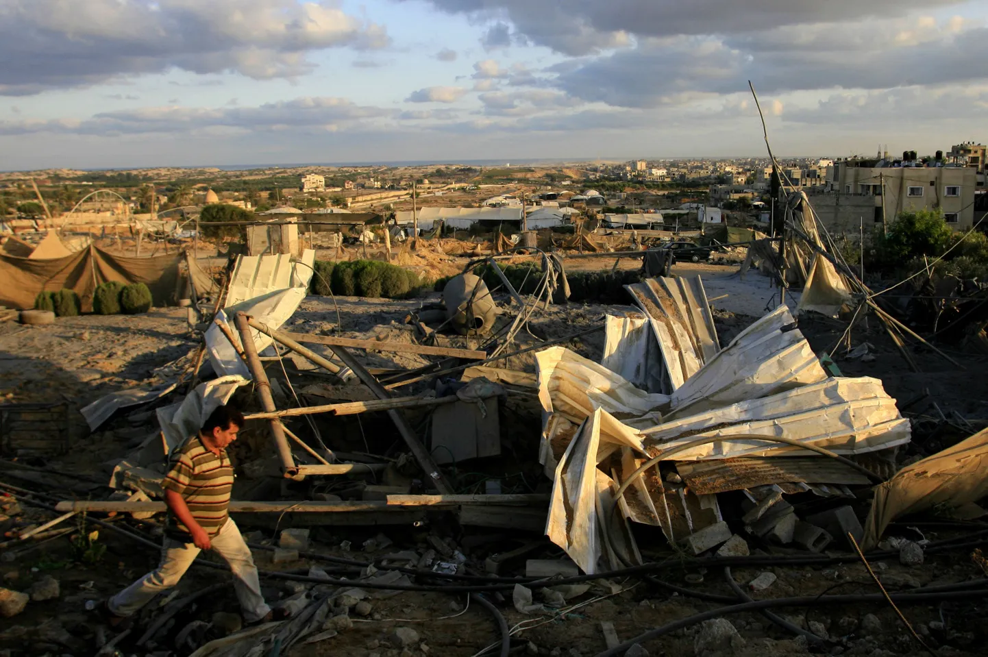 Палестинец осматривает последствия израильского ракетного удара в секторе Газа.