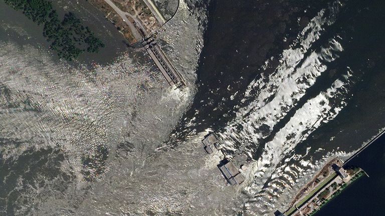 Каховская ГЭС: вода хлынула через разрушенную плотину