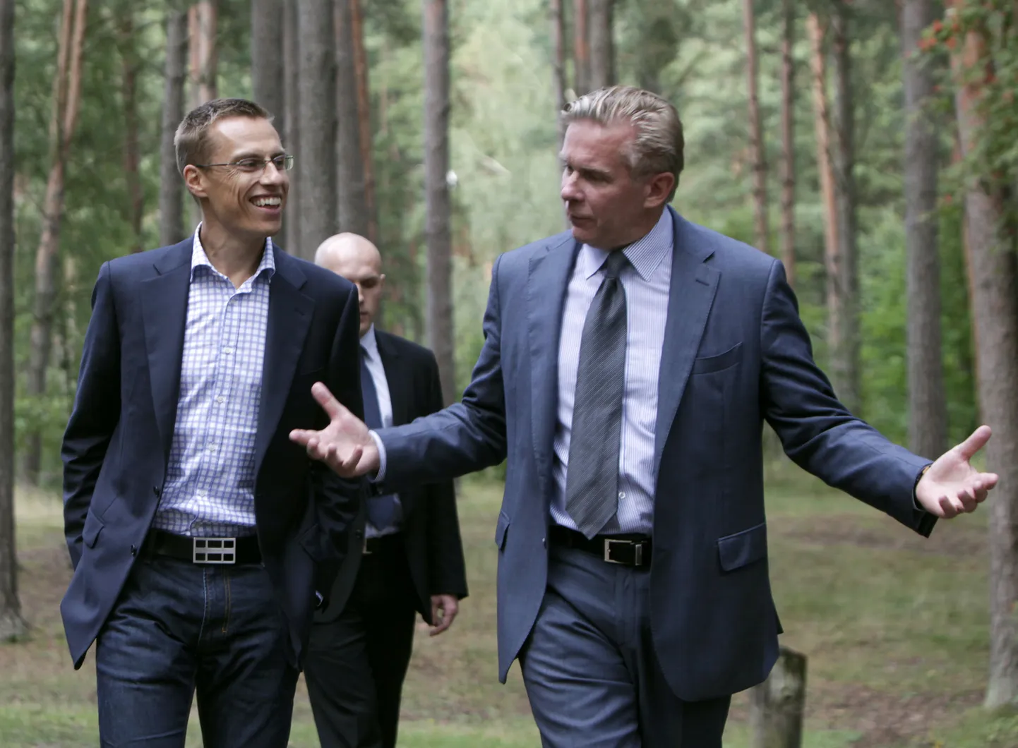 Leedu välisminister Audronius Ažubalis (paremal) Soome kolleegi Alexander Stubbiga neljapäeval Riias Balti- ja Põhjamaade välisministrite kohtumisel.