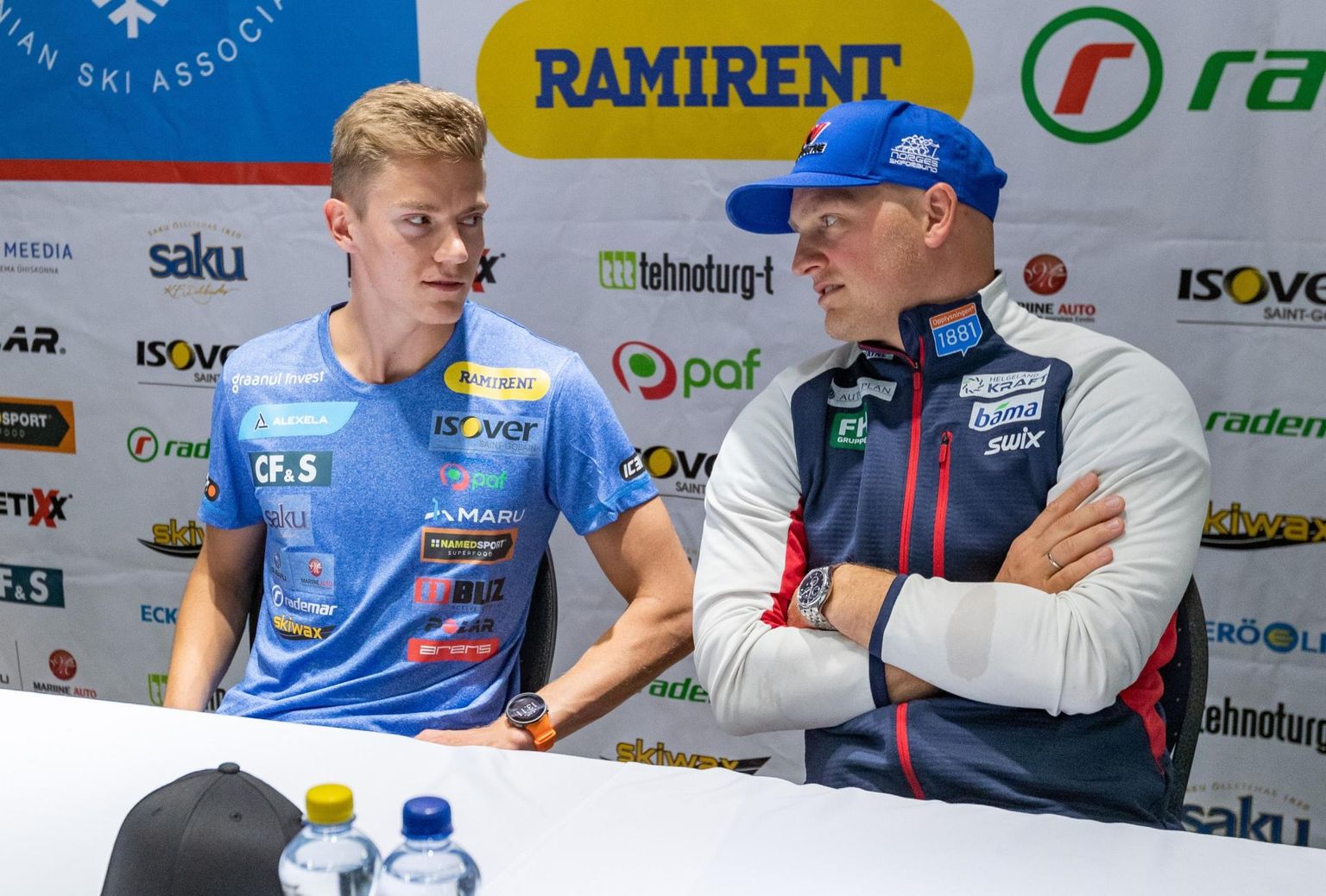 Eesti kahevõistleja Kristjan Ilves (vasakul) ja Norra koondise peatreener Peder Sandell eilsel pressikonverentsil. Kas millegi suure algus?
