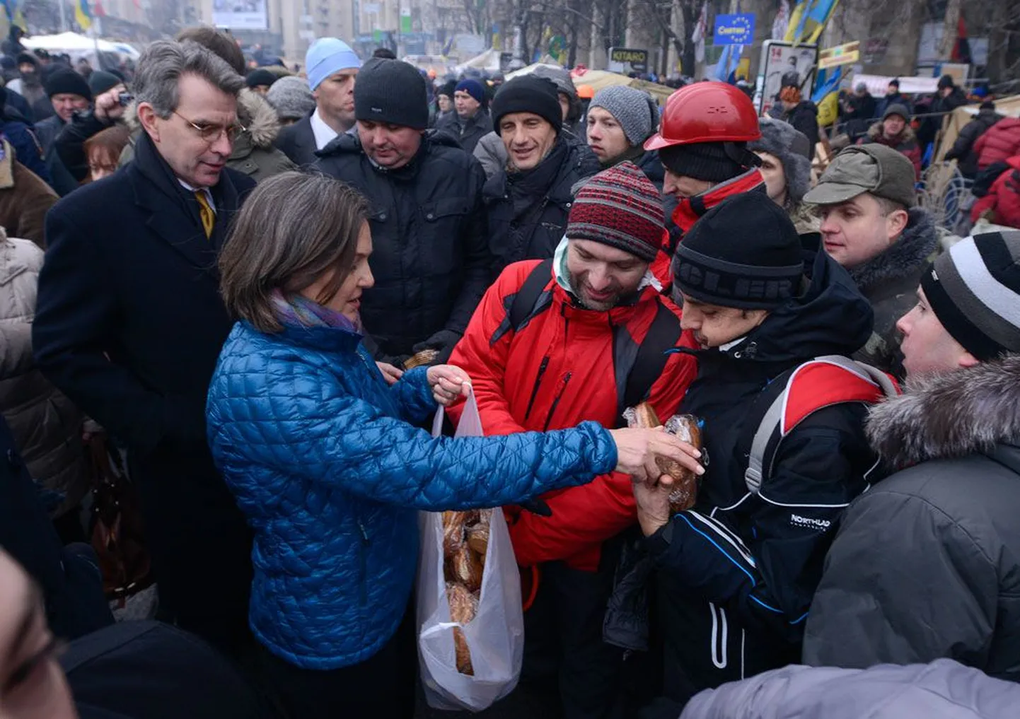 Victoria Nuland käis möödunud detsembris Kiievi protestijatele isiklikult saiu jaotamas.