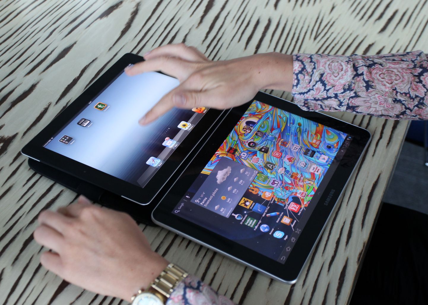 Планшетные компьютеры iPad и Galaxy Tab.