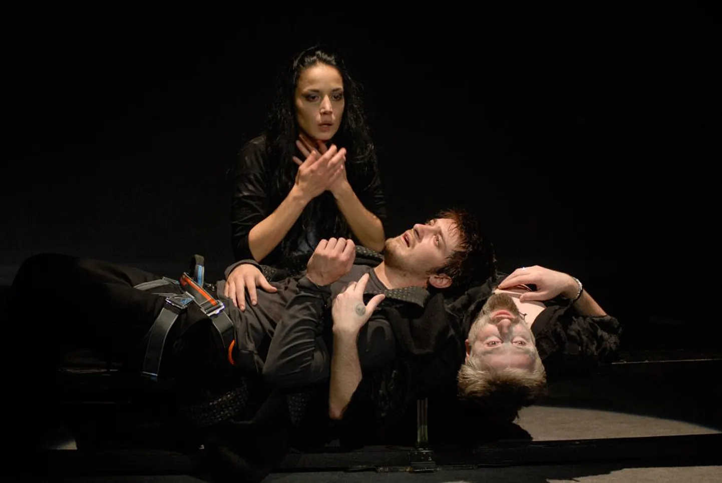 Kuninga tapmine: Leedi Macbeth (Nana Kalatozošvili, vasakult), Macbeth (Tornike Gogritšiani) ja Duncan (Aleksandre Begališvili).