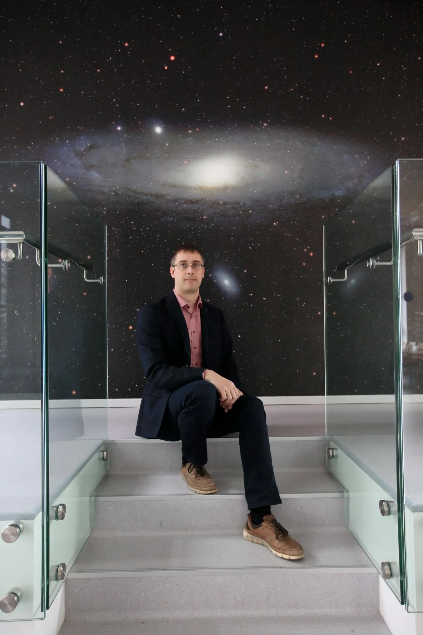 Tartu observatooriumi Eesti kosmosekeskuse vanemteadur Elmo Tempeli selja taga on Linnutee naabergalaktika Andromeeda.