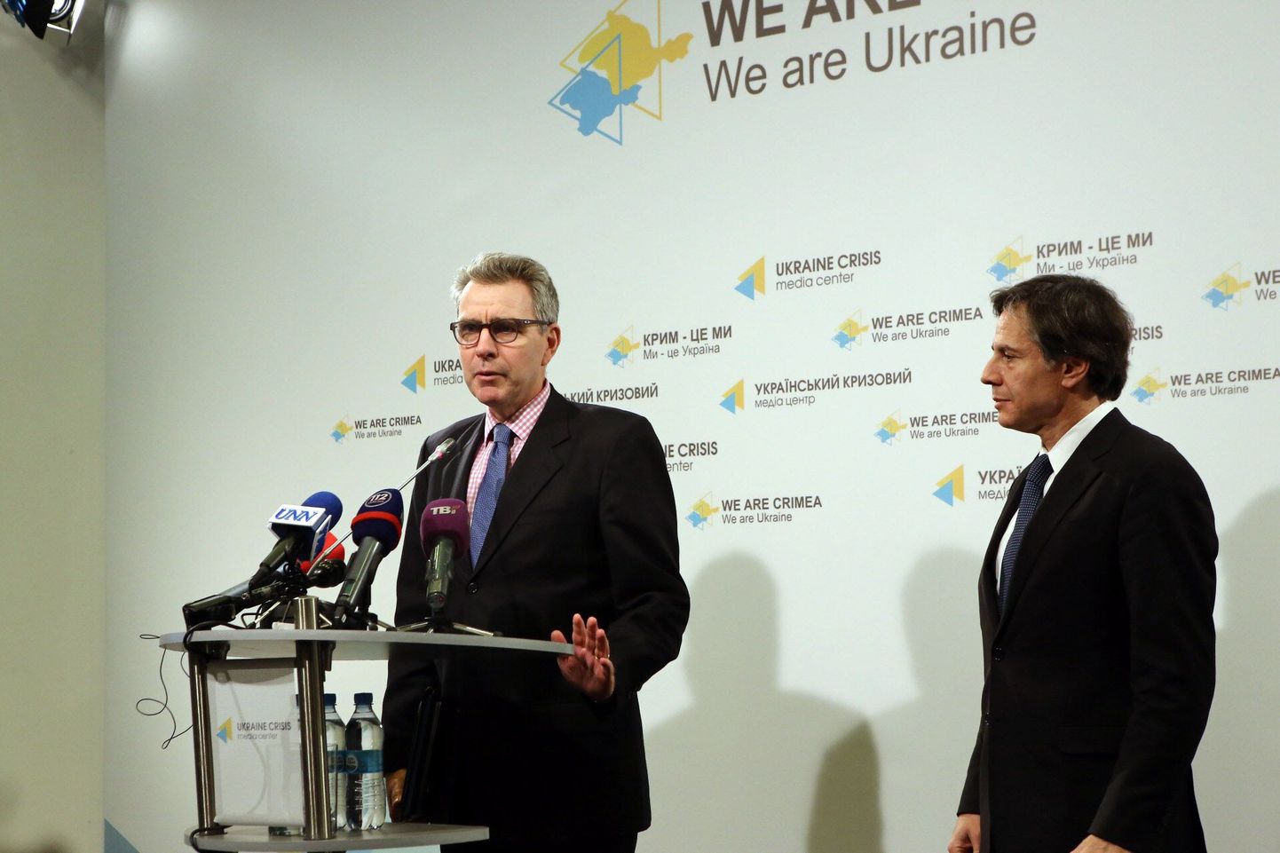USA suursaadik Ukrainas Geoffrey Pyatt (kõnepuldis) koos USA välisministri asetäitja Antony Blinkeniga Kiievis 6. märtsil.