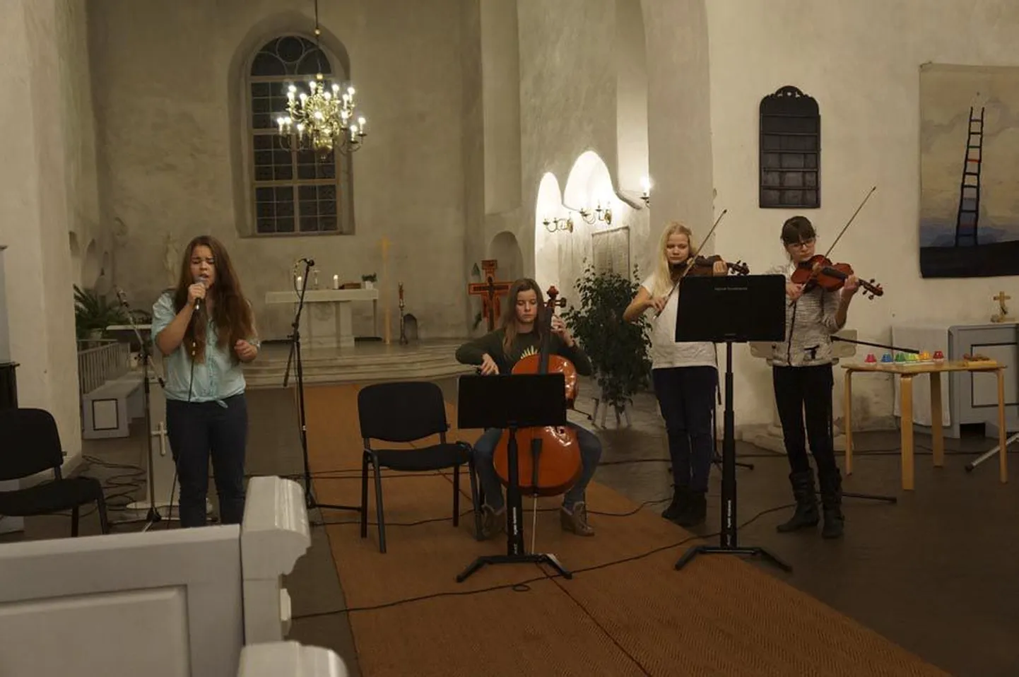 Võidulaulu aitasid Marleen Kuusikul (vasakult) ette kanda Hanna Anett Peiel tšellol ning Hanna-Stiina Tornius ja Katrina Merily Reimand viiulil.