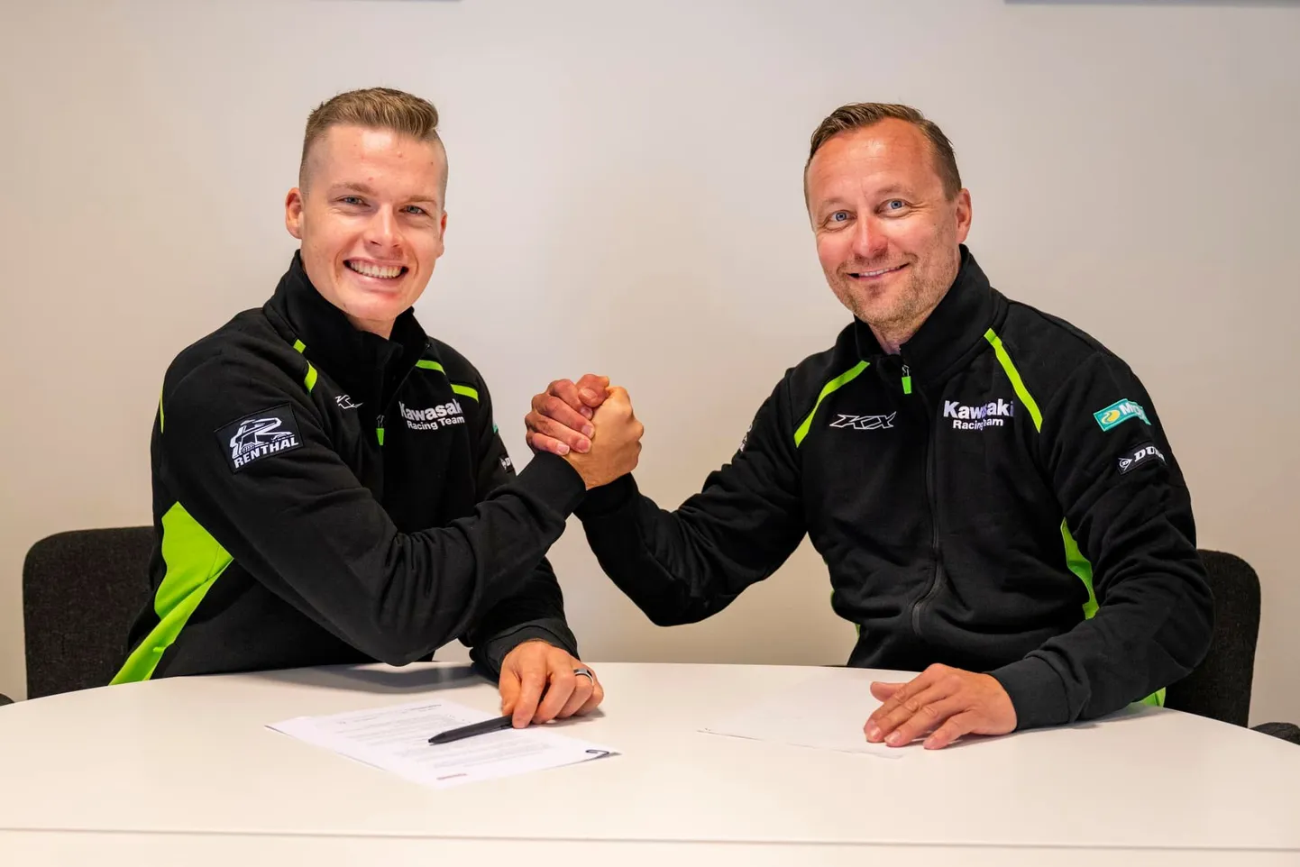 Latvijas motosportists Pauls Jonass (pa kreisi)