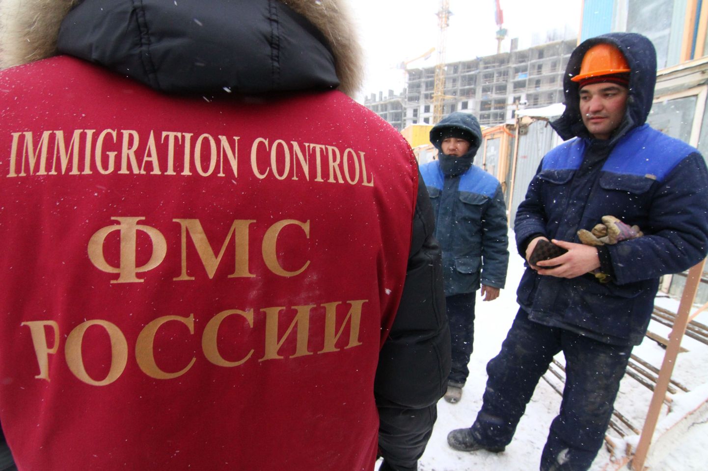 Vene migratsiooniameti töötaja kontrollib Moskva ühel ehitusplatsil tööliste dokumente.
