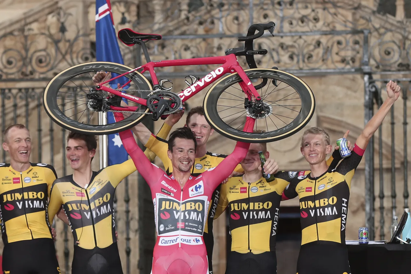 Primoz Roglic tõstis finišis koguni ratta pea kohale.