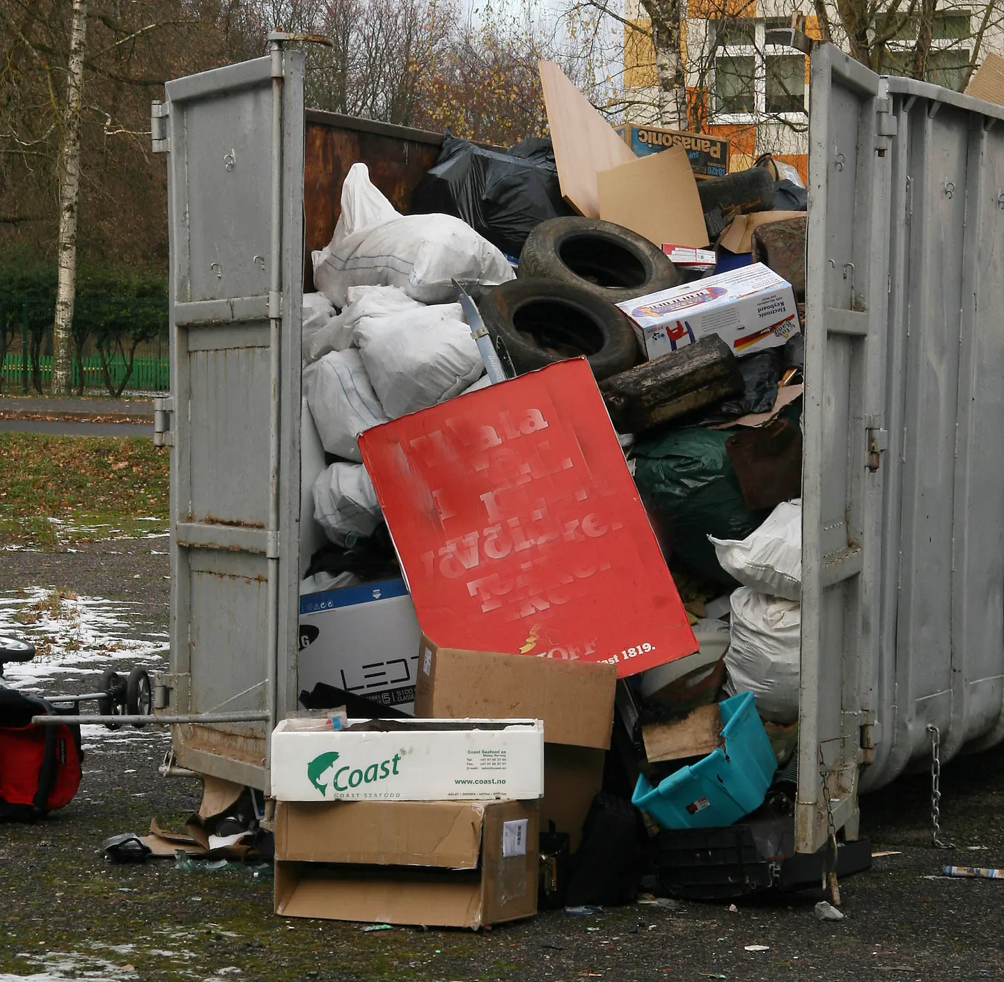 "Tasuta" konteineritesse loobiti kõike läbisegi.