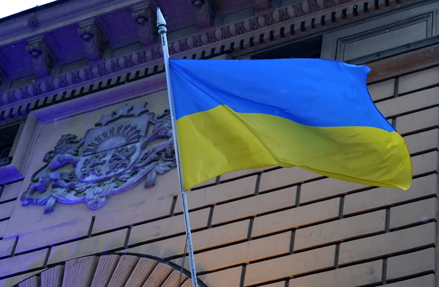 Флаг Украины на здании Сейма