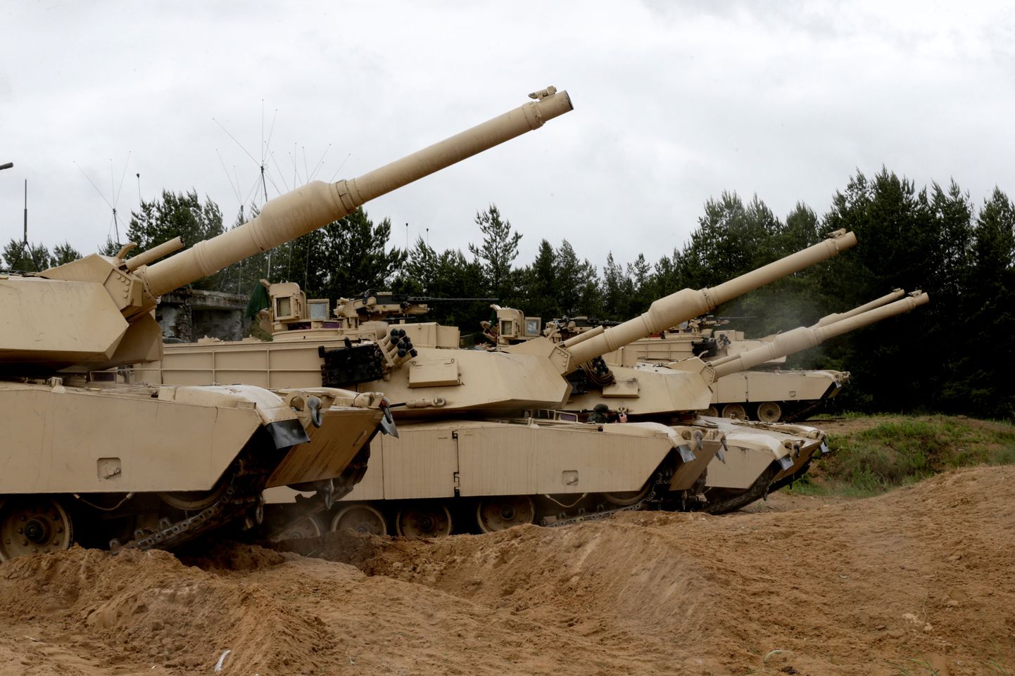 Tankid Abrams mullu suvel Lätis.