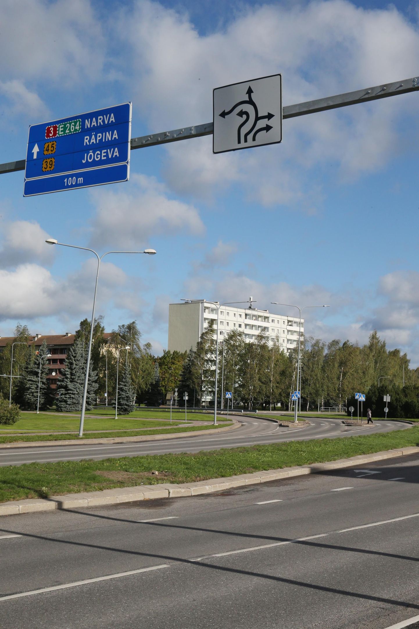 Tartu linnavalitsus muutis liikluskorraldust Sõpruse ringristmikul. Enam ei pea sillalt Anne kanali poole sõites rada vahetama, tuleb valida vaid keskmine sõidurada.