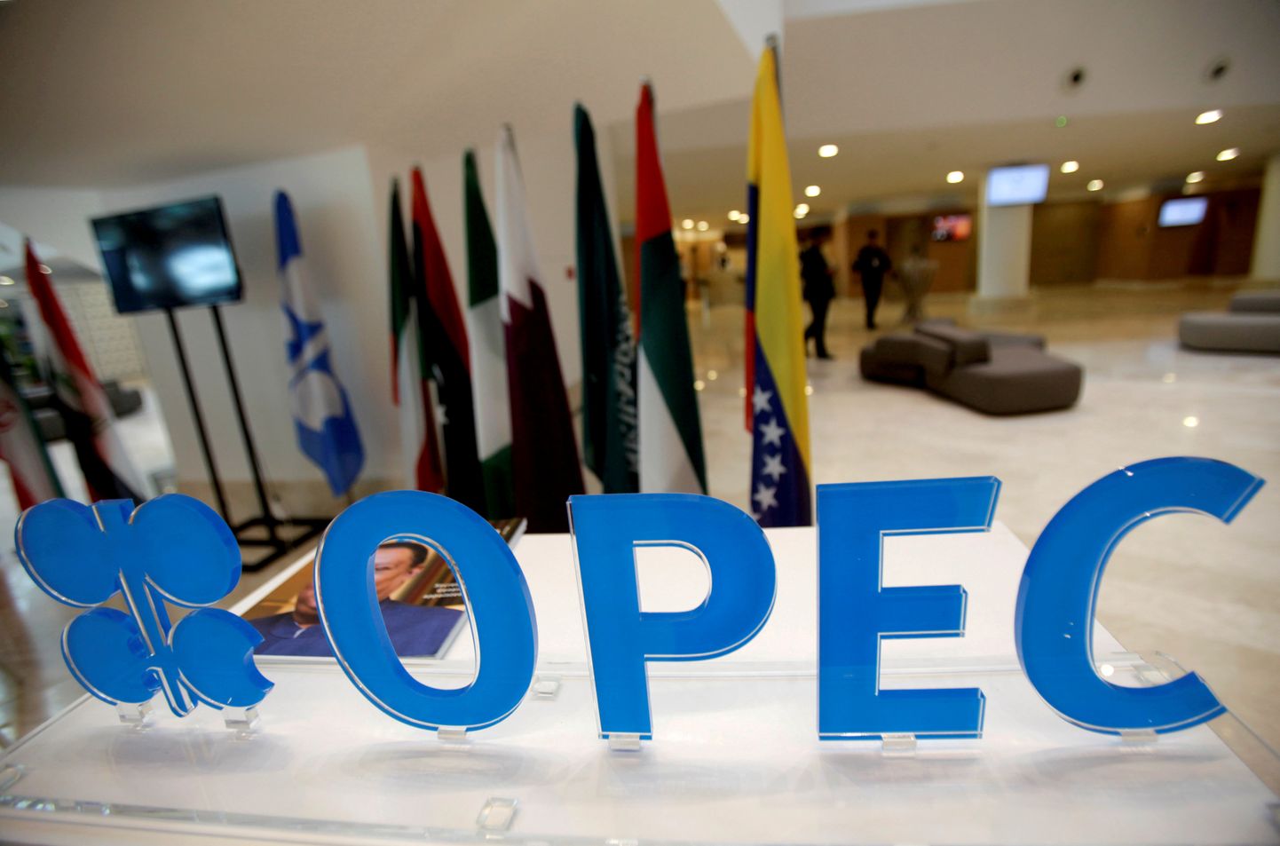 OPECi logo ja liikmesriikide lipud.