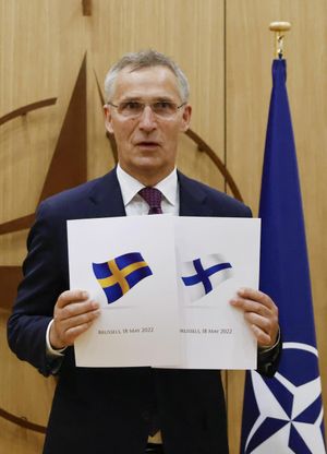 Soome ja Rootsi andsid NATO peasekretä­rile Jens Stoltenbergile alliansiga liitumise taotluse üle 18. mail ehk ajal, mil kõik tundus veel olevat ­pelgalt vormistamise küsimus.