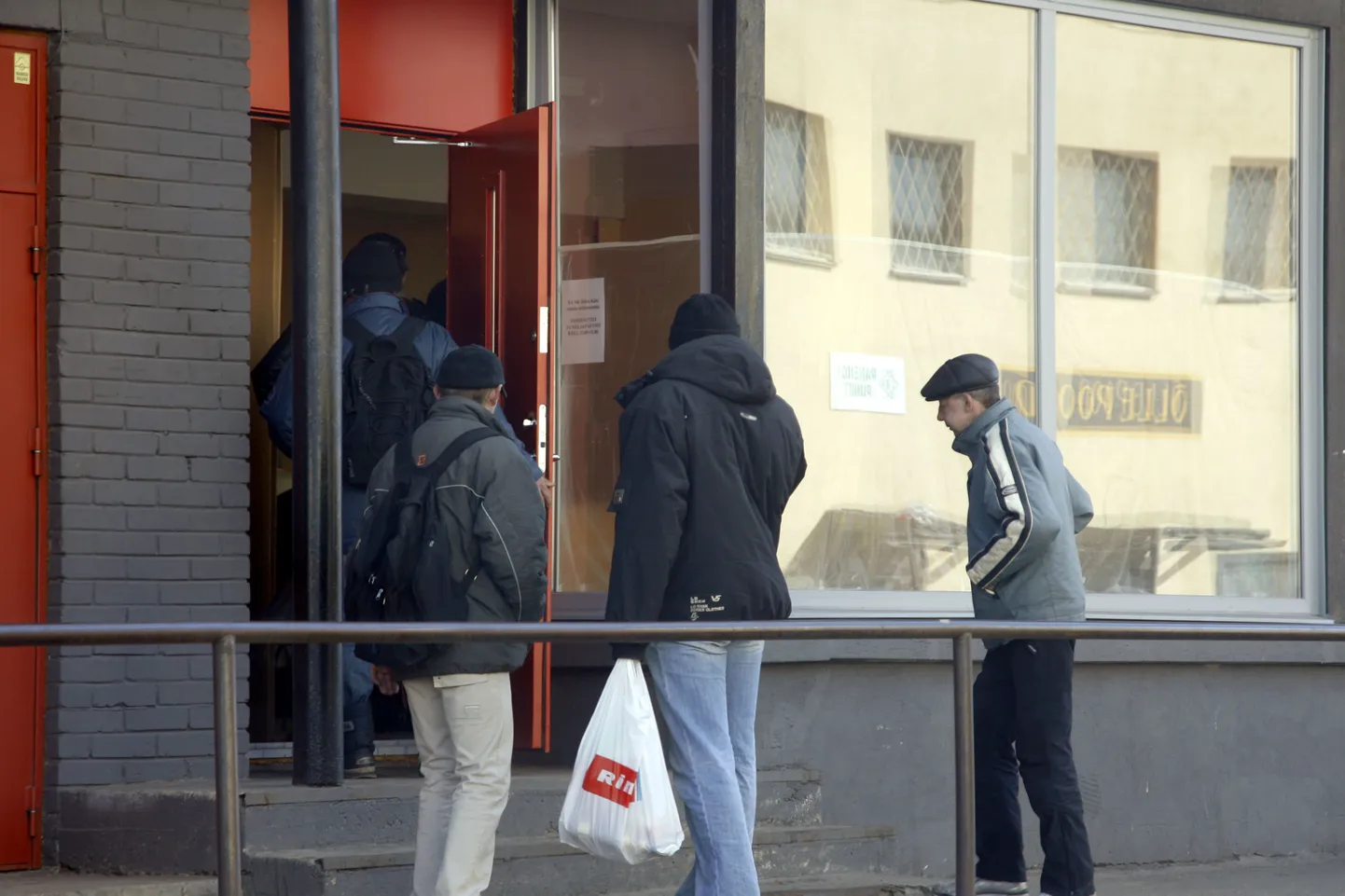 Abivajajad supiköögi uksel.