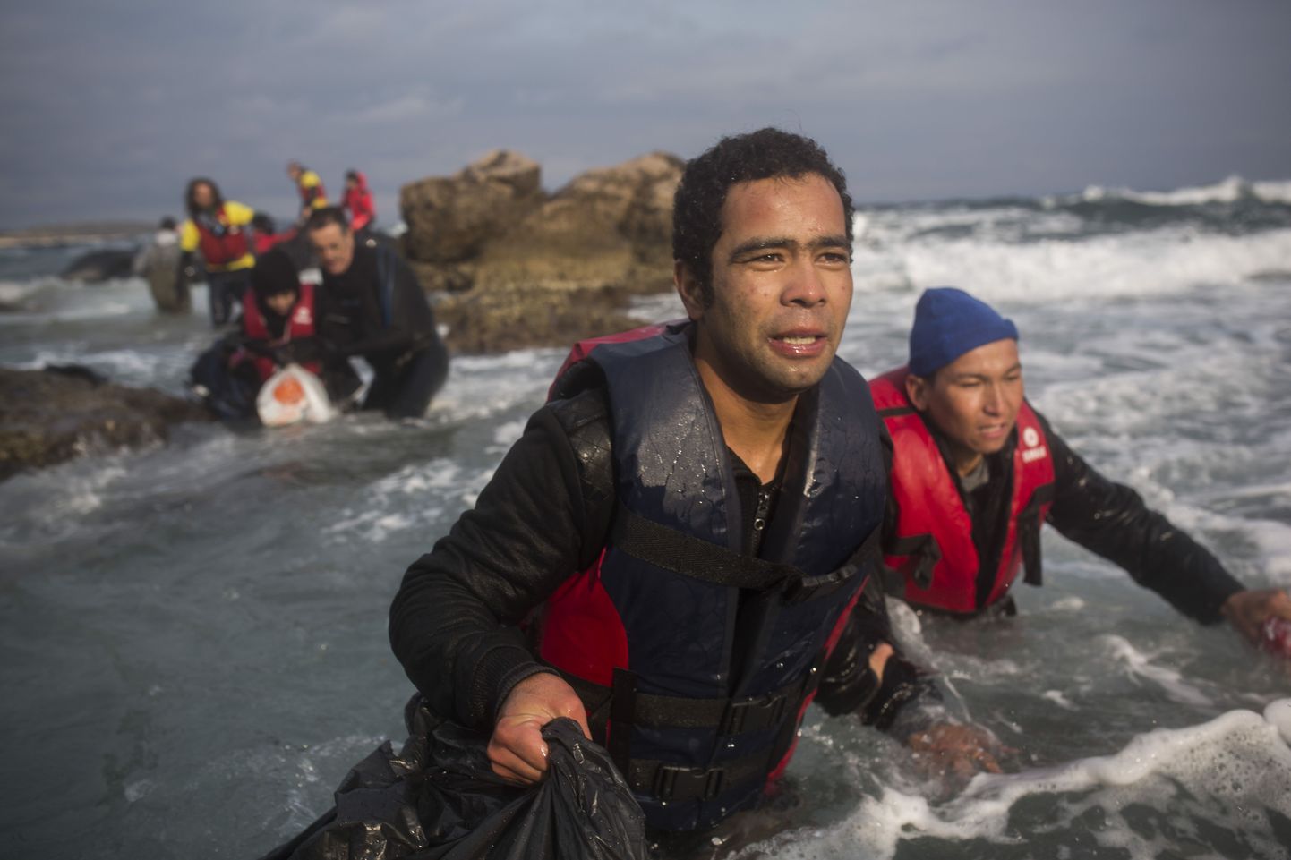 Migrandid läbi vee Lesbose saarele sumpamas, kuna nende paat sai kivisel rannikul kannatada.