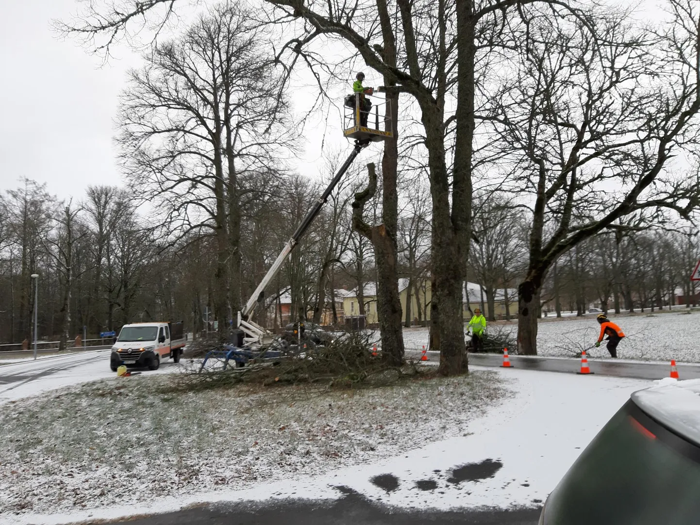 Allee hooldamine on üsna keeruline tegevus, Olustveres teeb seda osaühingu OK Acer kaheksameheline meeskond.