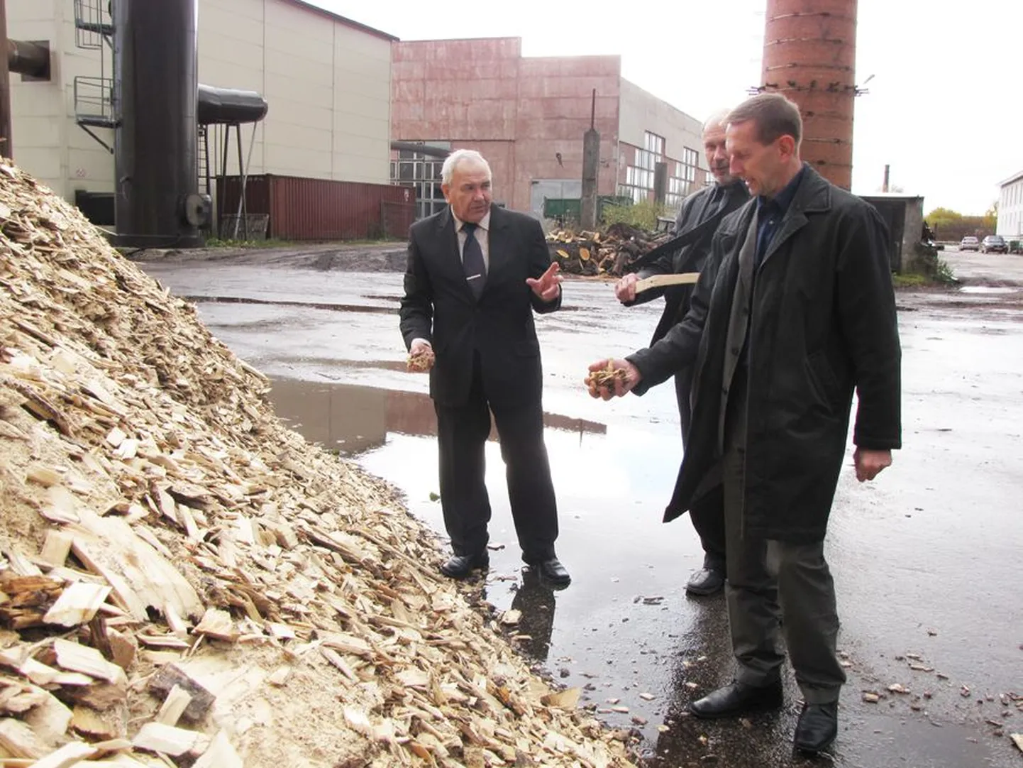 Pogi kauased juhid Rein Rebas (vasakul) ja Andres Alusalu ning Eesti Energia väikekoostootmise juht Tõnis Vajakas seisavad kohas, kus juba järgmine aasta hakatakse hakkepuidust lisaks toasoojale ka elektrit tootma.