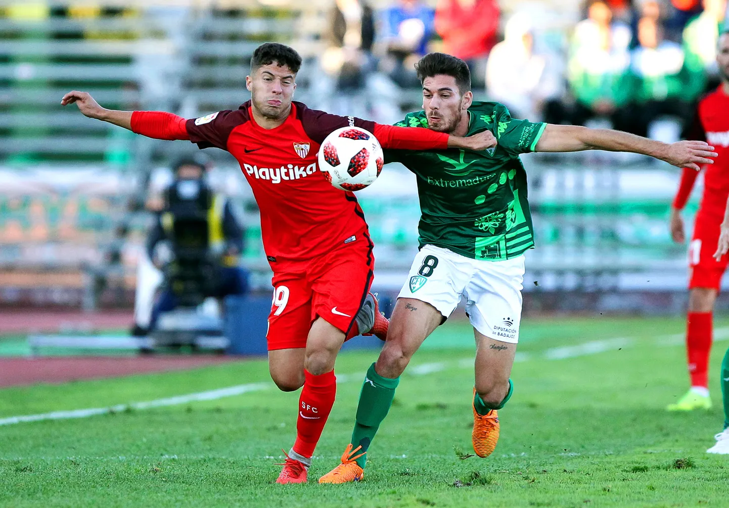 Sevilla poolkaitsaj Pepe Mena Villanovense poolkaitsja Borja Garciaga palli nimel võitlemas.