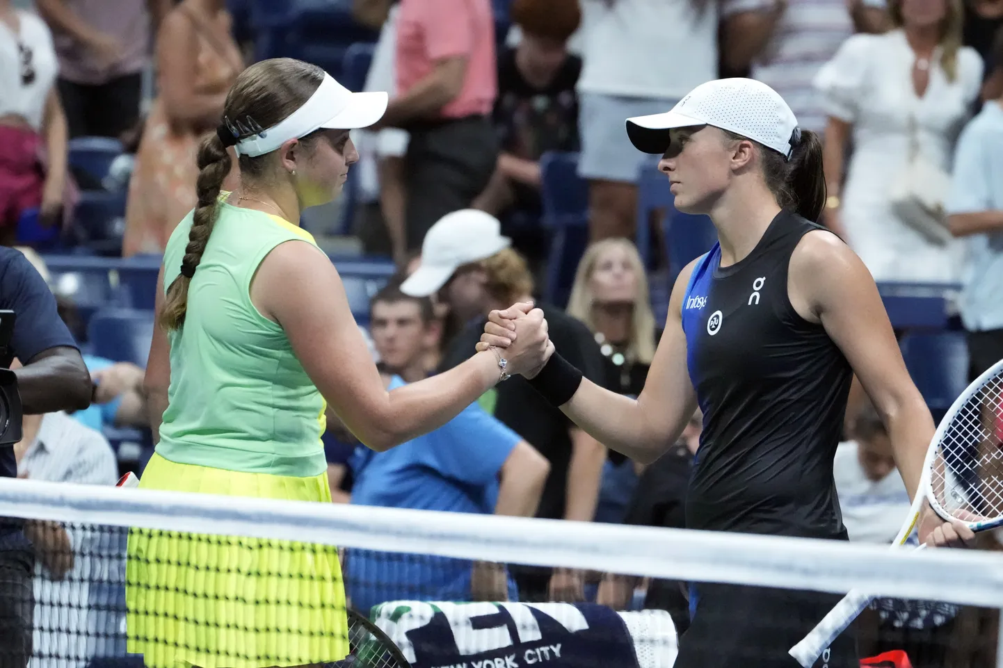Jelena Ostapenko (vasakul) ja Iga Swiatek.