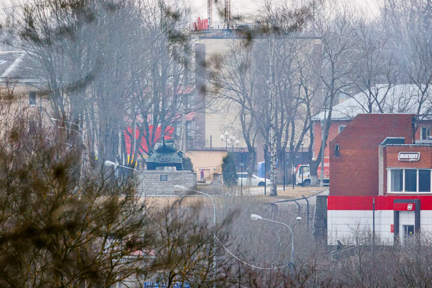 Стоящий в Ивангороде советский танк.