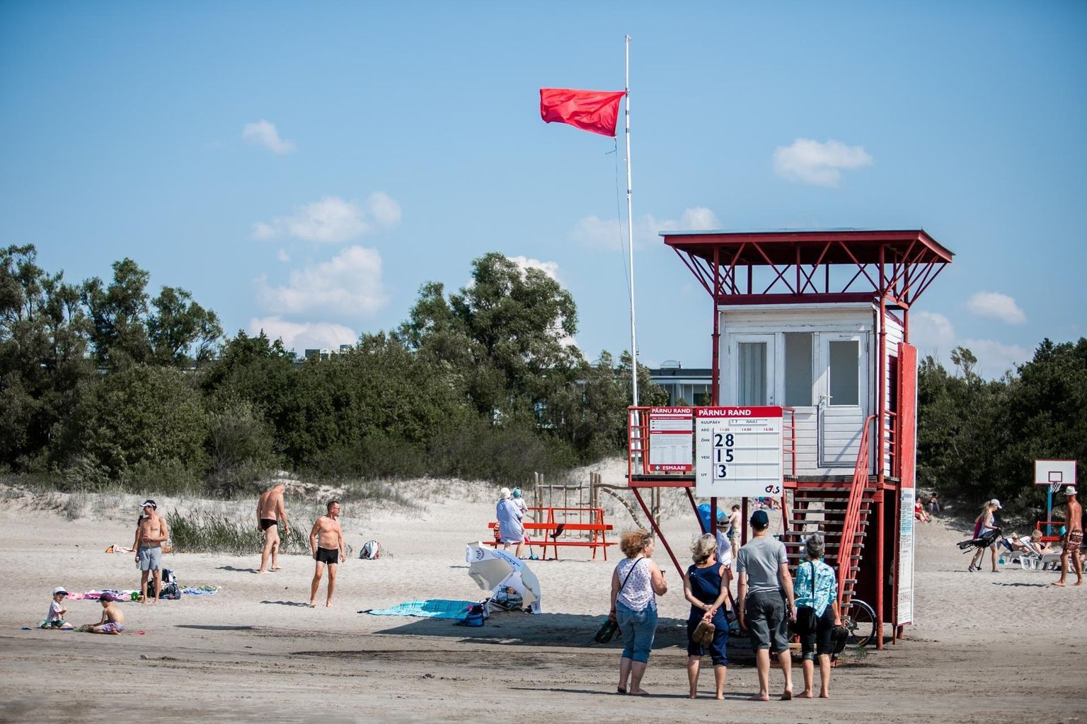 Punane lipp Pärnu rannas annab teada, kui ida- ja kirdetuul on sooja suplusvee kaasa viinud ning veetemperatuur langenud alla 16 kraadi.