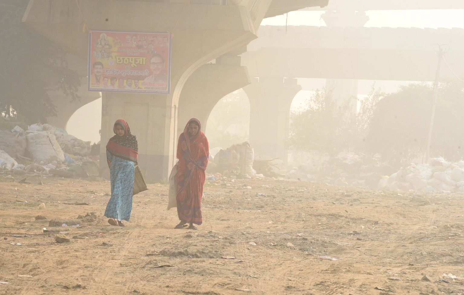 Naised kõnnivad nädalavahetusel sudusse mattunud New Delhis.