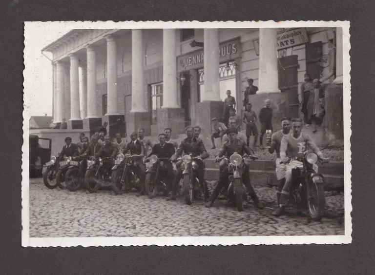 Prüüside jalgpallimeeskond 8. juulil 1936 pärast Jänese kaubamaja meeskonnaga toimunud võidukat matši oma kaubamaja ees.