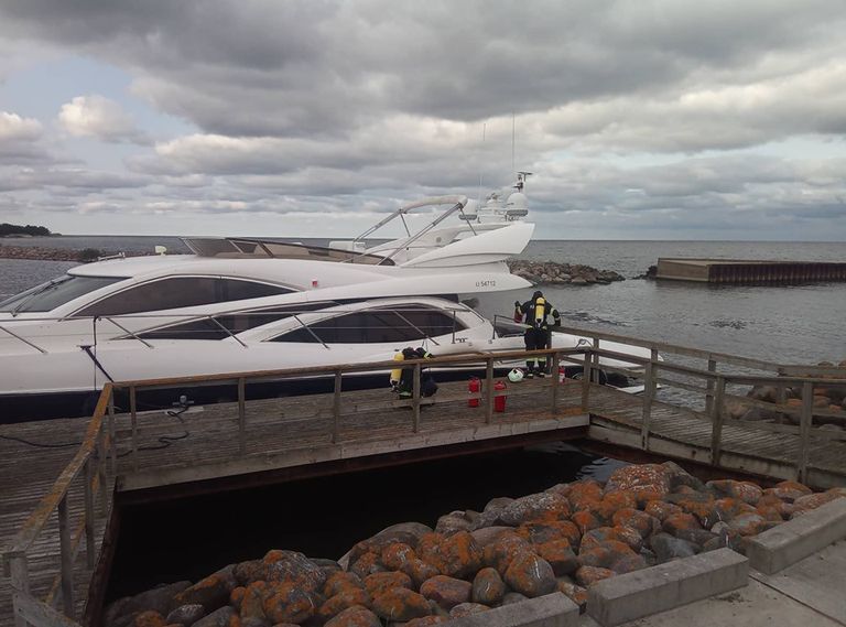 Süttinud mootoriruumiga Soome luksusjahi kustutustööd Ringsu sadamas