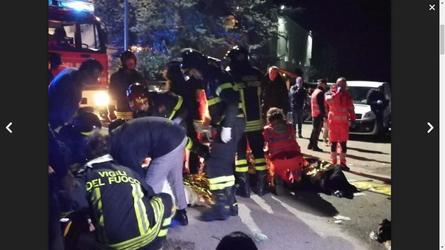 Итальянские пожарные оказывают помощь пострадавшим во время давки