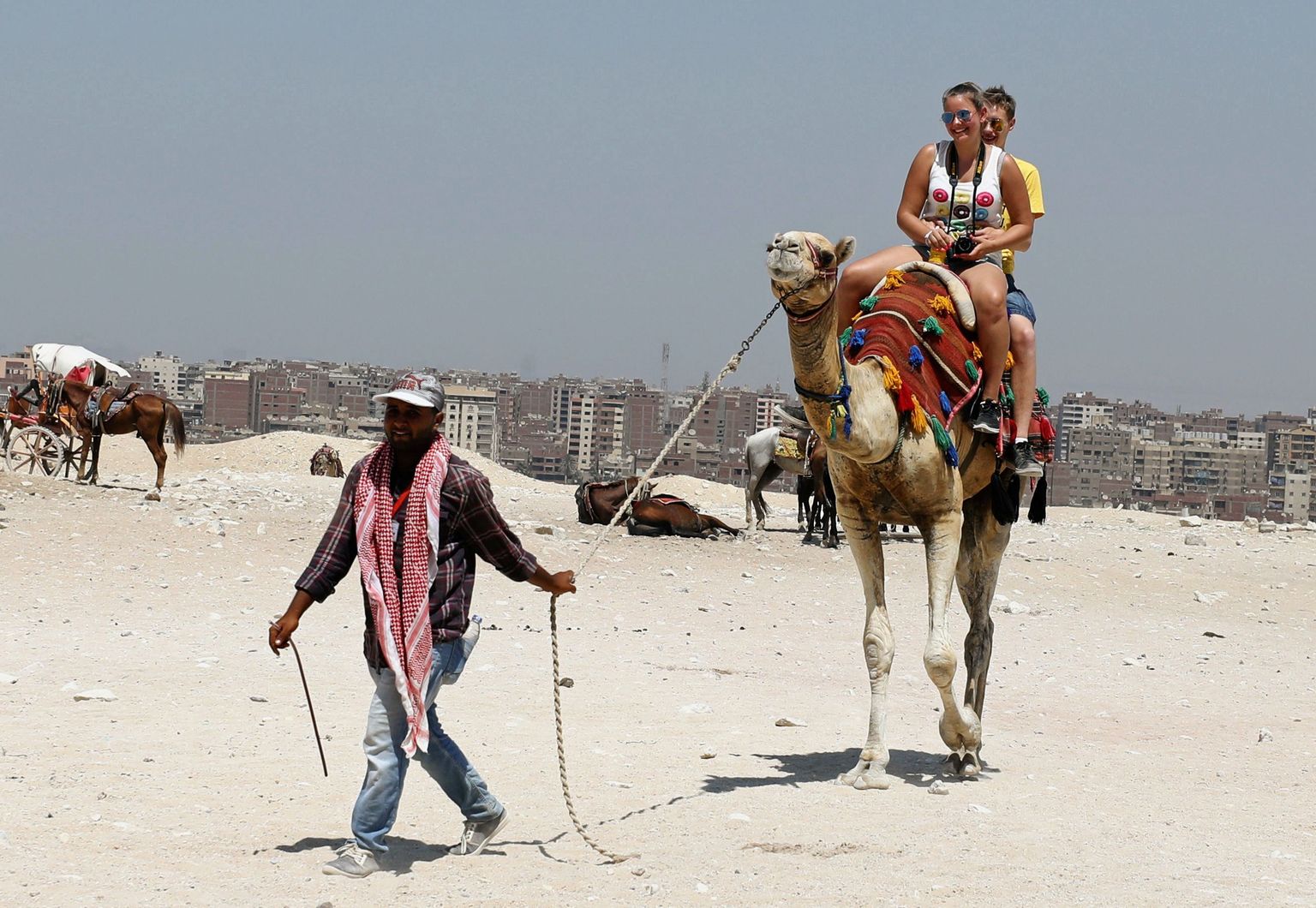 Turistid Egiptuses Kairo lähistel Giza püramiidide juures