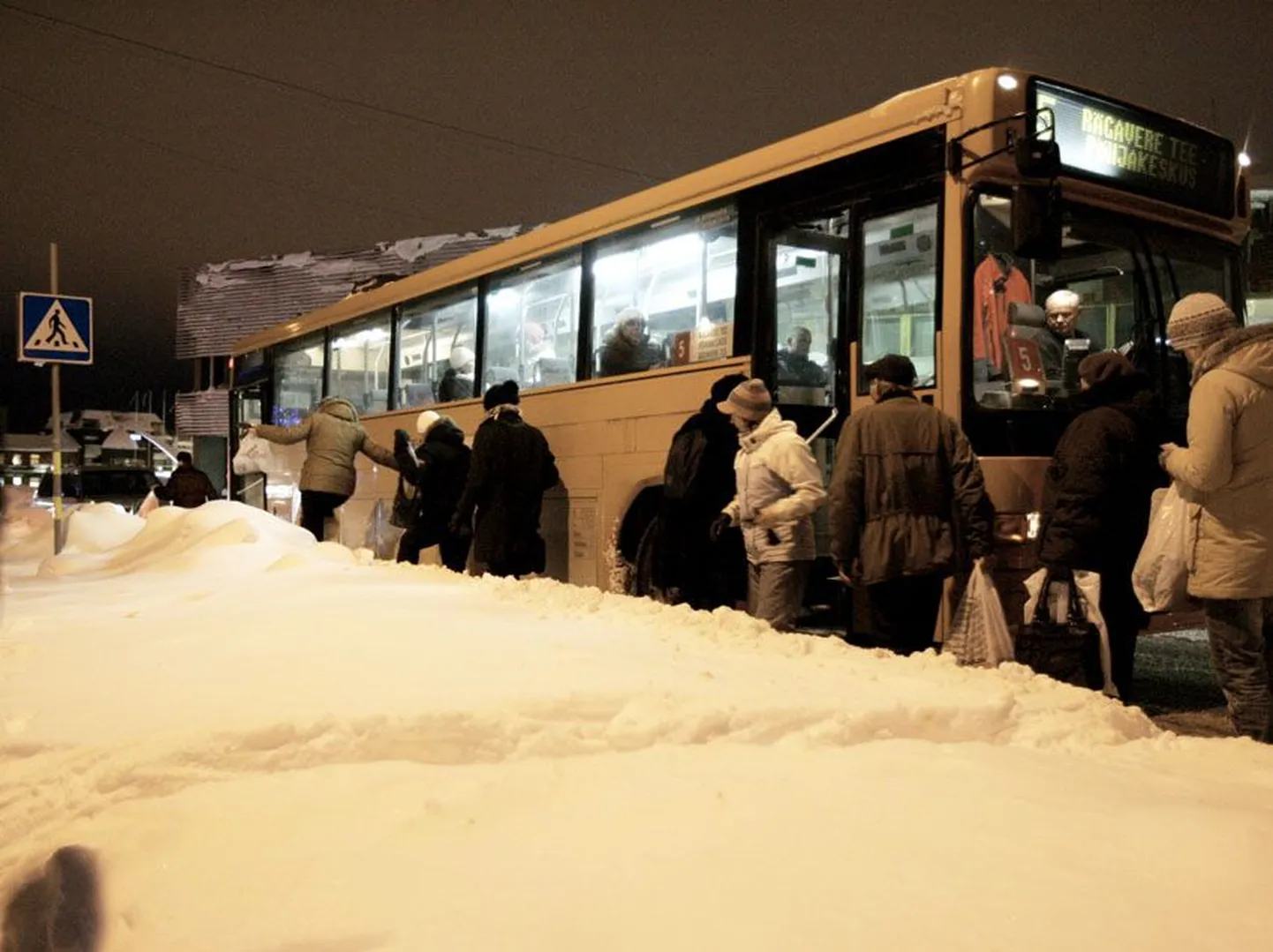 Rakveres Koidula tänava bussipeatusest oli veel eile õhtul lumi rookimata ning inimesed pidid hangedes ukerdama.