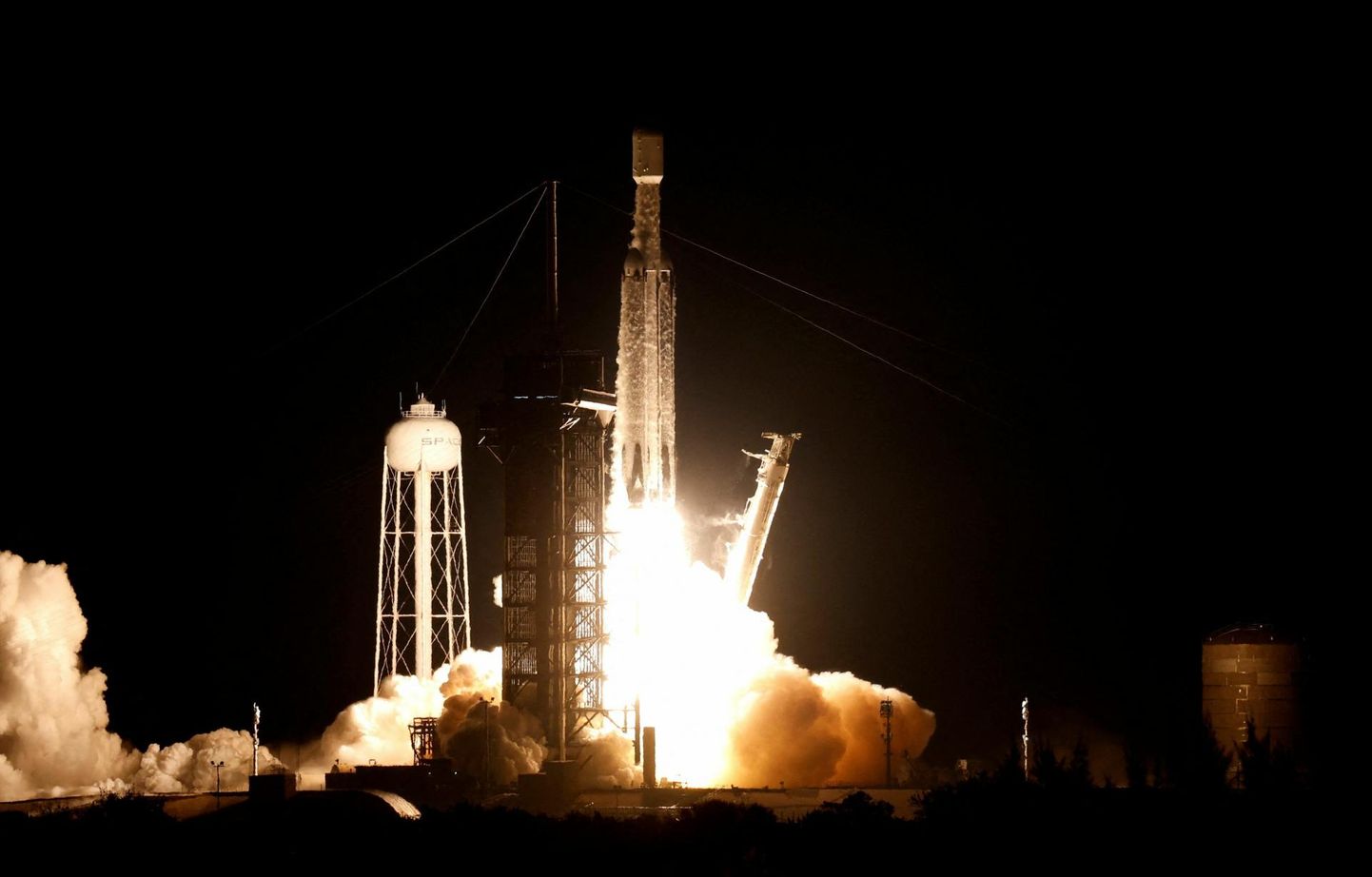 Ameerika Ühendriikide sõjaväe salajane kosmoseaparaat X-37B 28. detsembril 2023 SpaceX Falcon Heavy pardal teel kosmose poole.