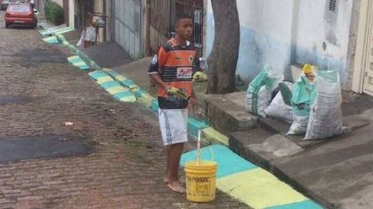 Габриэл Жезус и его друзья хотели украсить улицу перед ЧМ-2014 в Бразилии.