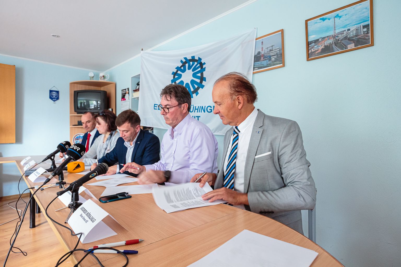 Narva Energia ametiühingu ning kaevurite ja energeetikute sõltumatu ametiühingu liidrid sõlmisid 8. juulil Narvas tuuletehnoloogia liidu ja tuuleenergia vallas tegutsevate ettevõtjatega ühiste kavatsuste kokkuleppe, mille eesmärk on käivitada kodumaine tuulikutööstus Ida-Virumaal.