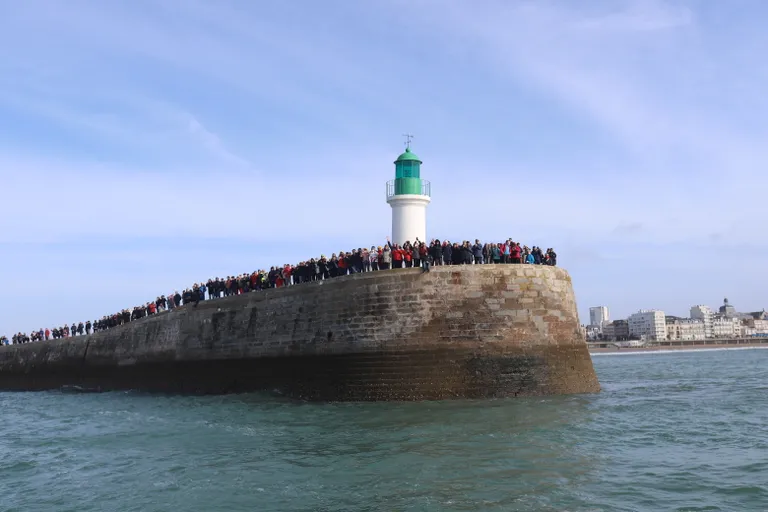 Inimesed Les Sables d'Olonne sadamamuulil tervitamas Uku Randmaad