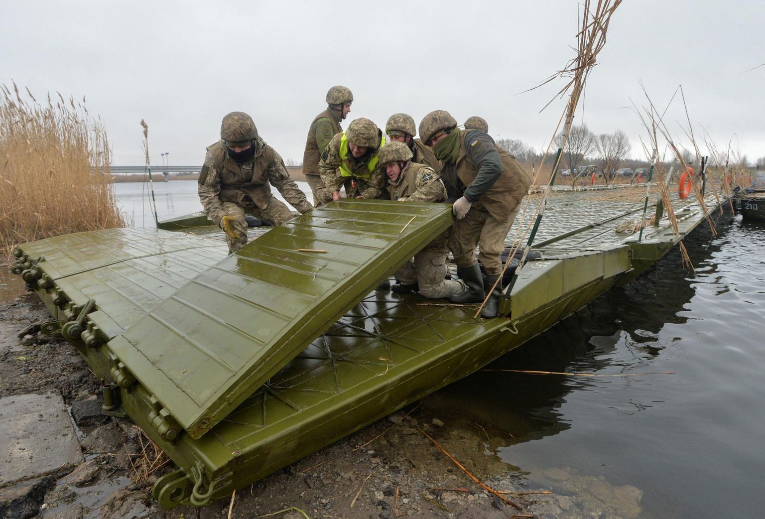 Ukraina sõjaväelased harjutamas silla paigaldamist Aidari jõele Luganski piirkonnas. 