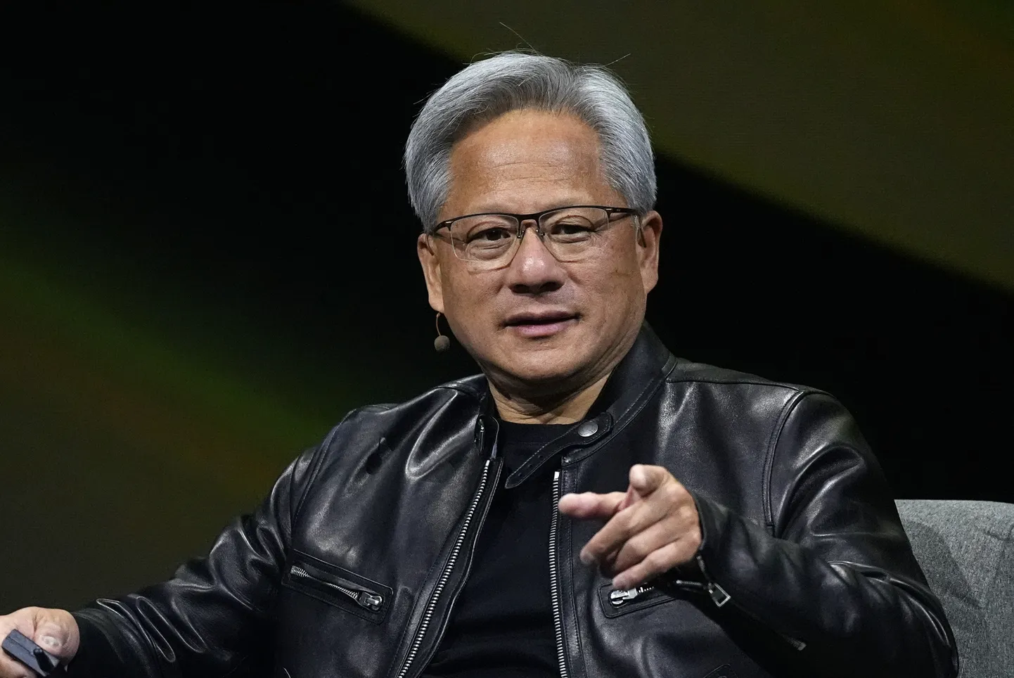 Fotol Jensen Huang, Nvidia tegevjuht ja üks asutajatest, muuhulgas on ta tuntud oma kombe poolest esineda avalikkuse ees mustas nahktagis.