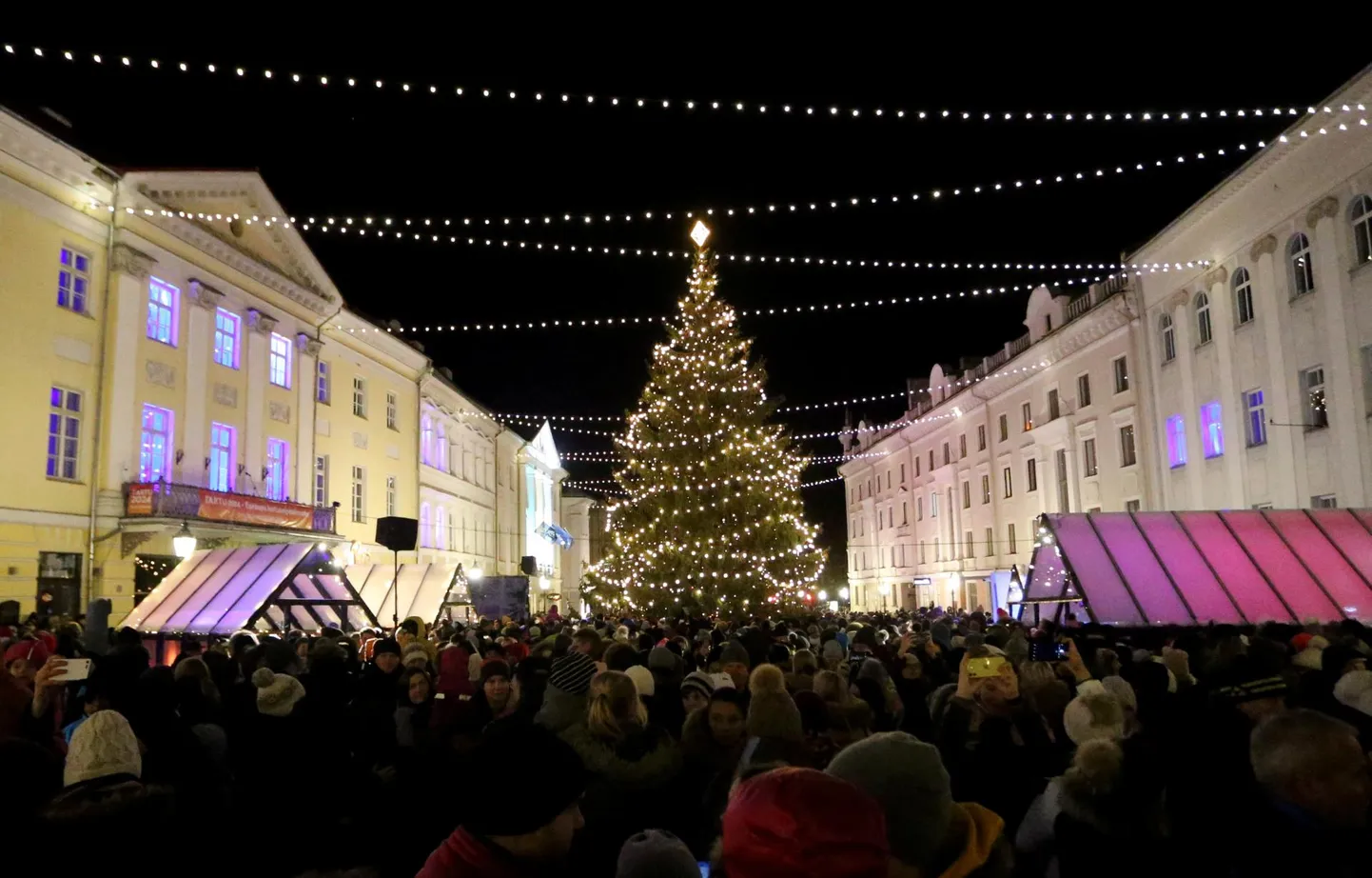 Tartu raekoja platsil süüdati jőulutuled.
 